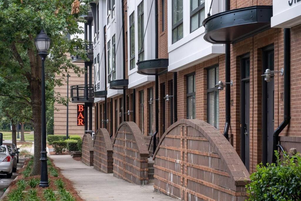 Townhouse In Uptown King Bed-Wi-Fi-Free Parking-Pool Lägenhet Charlotte Exteriör bild